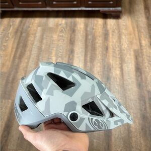 IXS Trigger AM MIPS Mountain Bike Helmet